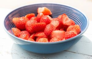 How long will strawberries last in a cake