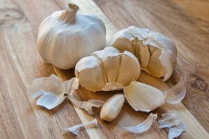 How to tell if garlic cloves go bad