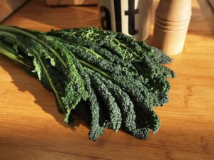 how to store kale to make it last longer in the fridge, freezer, and on the counter