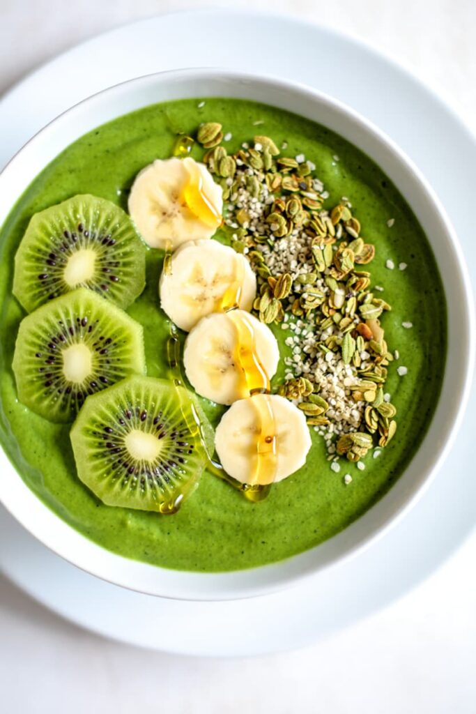 Smoothiebowl detox verte with spinach and mango