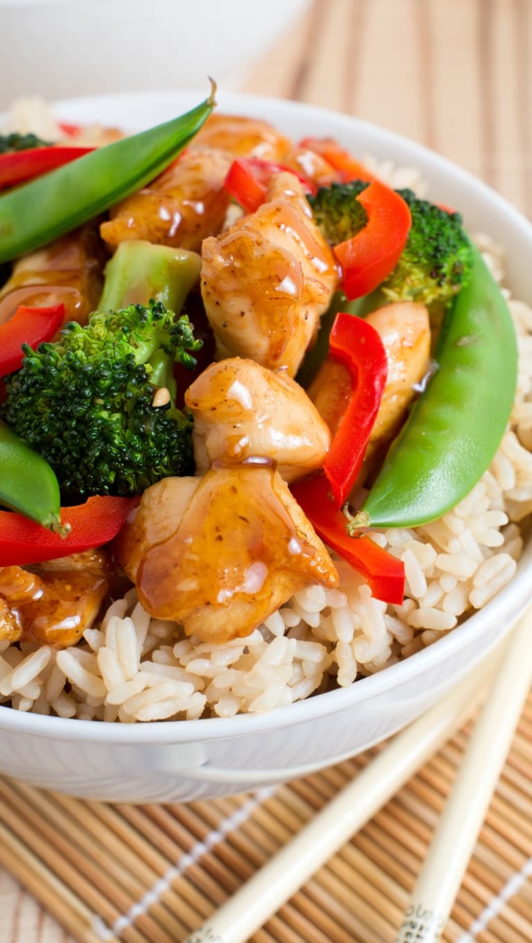 One-Pan Chicken Stir-Fry with Vegetables Ingredients 500g boneless chicken breast, sliced thin against the grain 2 cups broccoli florets, cut small 1 red bell pepper, sliced into strips 1 cup snap peas, strings removed 3 cloves garlic, minced 1 tablespoon fresh ginger, grated 3 tablespoons soy sauce 1 tablespoon oyster sauce 1 teaspoon sesame oil 1 tablespoon cornstarch 2 tablespoons neutral oil such as vegetable or sunflower Cooked rice for serving